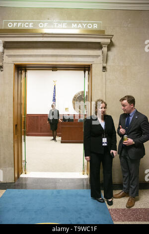 Chicago, Illinois, USA. 20 mai, 2019. Le jour de l'investiture, Lori Lightfoot, le maire de Chicago accueille le public dans son nouveau bureau à l'Hôtel de Ville. Sur la photo : En dehors de Chicago Maire Lori Lightfoot nouveau bureau. Credit : Karen I. Hirsch/ZUMA/Alamy Fil Live News Banque D'Images