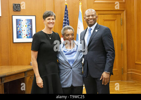 Chicago, Illinois, USA. 20 mai, 2019. Le jour de l'investiture, Lori Lightfoot, le maire de Chicago accueille le public dans son nouveau bureau à l'Hôtel de Ville avec son épouse Amy Eshleman. Elle promet la réforme à éliminer la corruption et de nettoyer le crime dans la ville des vents. Credit : Karen I. Hirsch/ZUMA/Alamy Fil Live News Banque D'Images