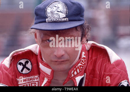 Hockenheim, Deutschland. 21 mai, 2019. Niki Lauda est décédé à l'âge de 70 Niki Lauda (AUT), la formule 1, pilote de course, la Scuderia Ferrari, portrait, avec le capuchon (MVO), Kaeppi KvOUU (), en combinaison de course, au cours d'une pause, d'oeil sombre, grave, de mauvaise humeur ; pas exactement du photographie couleur de l'année 1977 ; vÇ¬ | Conditions de crédit dans le monde entier : dpa/Alamy Live News Banque D'Images