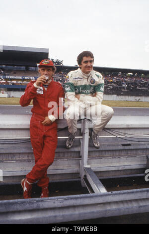 Niki Lauda (AUT), de Formule Un, racer, gauche, Mc Laren Marlboro International, en conversation avec Eddie Cheever, USA, l'équipe Benetton Alfa Romeo, les deux assis sur le garde-corps, au Grand Prix d'Allemagne sur le Nürburgring 04.08.1985, Ã Â ¥ | conditions dans le monde entier Banque D'Images