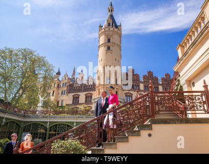 Schwerin, Allemagne. 20 mai, 2019. Roi des Pays-Bas Willem-Alexander et son épouse maxima sont debout à une séance photo dans l'orangerie en face de château de Schwerin. Le couple royale néerlandaise est en Allemagne pendant trois jours et après, Mecklembourg-Poméranie-Occidentale, visite également l'État fédéral du Brandebourg. Credit : Jens Büttner/dpa-Zentralbild/ZB/dpa/Alamy Live News Banque D'Images