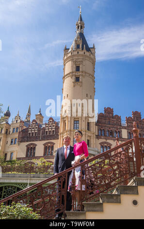 Schwerin, Allemagne. 20 mai, 2019. Roi des Pays-Bas Willem-Alexander et son épouse maxima sont debout à une séance photo dans l'orangerie en face de château de Schwerin. Le couple royale néerlandaise est en Allemagne pendant trois jours et après, Mecklembourg-Poméranie-Occidentale, visite également l'État fédéral du Brandebourg. Credit : Jens Büttner/dpa-Zentralbild/ZB/dpa/Alamy Live News Banque D'Images