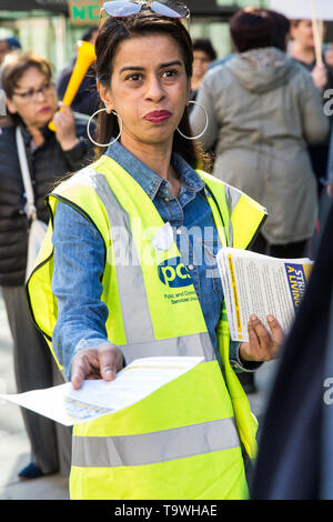 Londres, Royaume-Uni. 21 mai, 2019. Nettoyeurs externalisés appartenant au public et Commercial Services Union (PCS) qui travaillent au Ministère pour les affaires, l'énergie et de stratégie industrielle via ISS entrepreneurs et Aramark se tenir sur la ligne de piquetage, après le vote de manière décisive pour mener des actions pour quatre jours pour le London Living Wage et la fin de l'externalisation. Credit : Mark Kerrison/Alamy Live News Banque D'Images