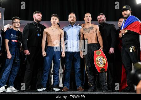 Glasgow, Royaume-Uni. 17 mai, 2019. Naoya Inoue (JPN), Emmanuel Rodriguez (PUR) : Boxe Naoya Inoue (3L) du Japon et Emmanuel Rodriguez (4e R) de Puerto Rico poser pendant la pesée officielle pour l'IBF poids coq de combat de titre, les demi-finales de la Super Série mondiale de boxe poids coq - tournoi, à Glasgow, en Écosse . Credit : Hiroaki Yamaguchi/AFLO/Alamy Live News Banque D'Images