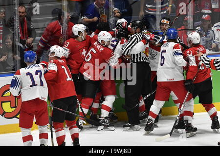 Bratislava, Slovaquie. 21 mai, 2019. Une escarmouche pendant le match entre la République tchèque et la Suisse au sein de l'IIHF 2019 Championnat du monde à Bratislava, Slovaquie, le 21 mai 2019. Photo : CTK Vit Simanek/Photo/Alamy Live News Banque D'Images