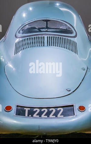 Londres, Royaume-Uni. 21 mai 2019. RM Sotheby's présente la plus ancienne voiture de porter le badge Porsche, le seul type de Porsche 1939 64, chez Sotheby's Londres - il a une estimation de l'ordre de 15-20m. La vente aux enchères aura lieu en août à Monterey. Crédit : Guy Bell/Alamy Live News Banque D'Images