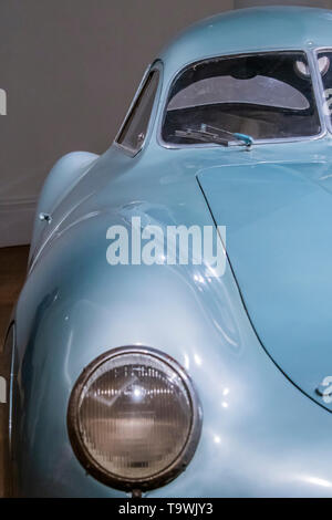 Londres, Royaume-Uni. 21 mai 2019. RM Sotheby's présente la plus ancienne voiture de porter le badge Porsche, le seul type de Porsche 1939 64, chez Sotheby's Londres - il a une estimation de l'ordre de 15-20m. La vente aux enchères aura lieu en août à Monterey. Crédit : Guy Bell/Alamy Live News Banque D'Images