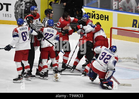 Bratislava, Slovaquie. 21 mai, 2019. Une escarmouche pendant le match entre la République tchèque et la Suisse au sein de l'IIHF 2019 Championnat du monde à Bratislava, Slovaquie, le 21 mai 2019. Photo : CTK Vit Simanek/Photo/Alamy Live News Banque D'Images