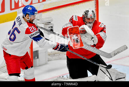 Bratislava, Slovaquie. 21 mai, 2019. L-R Michal Repik (CZE) et Reto Berra (SUI) en action pendant le match entre la République tchèque et la Suisse au sein de l'IIHF 2019 Championnat du monde à Bratislava, Slovaquie, le 21 mai 2019. Photo : CTK Vit Simanek/Photo/Alamy Live News Banque D'Images