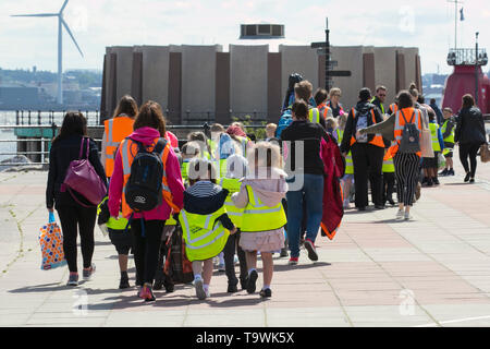 New Brighton, Wallasey. 21 mai, 2019. UK : Météo et que le soleil brille sur le Wirral riverside comme l'école maternelle les enfants bénéficient d'une permission de sortir avec escorte à pied sur la promenade de front de mer. Chaque enfant portant un tabard hi-vis ralentir imprimé pour Bobby' vingt d'abondance ; Le Bobby Colleran Trust est la charité de la sécurité routière en offrant des conseils et une orientation pour les parents et les écoles. Depuis l'accident, sa famille ont fait campagne pour des routes plus sûres en dehors de toutes les écoles. /AlamyLiveNews MediaWorldImages ; crédit. Banque D'Images