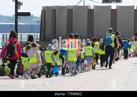 New Brighton, Wallasey. 21 mai, 2019. UK : Météo et que le soleil brille sur le Wirral riverside comme l'école maternelle les enfants bénéficient d'une permission de sortir avec escorte à pied sur la promenade de front de mer. Chaque enfant portant un tabard hi-vis ralentir imprimé pour Bobby' vingt d'abondance ; Le Bobby Colleran Trust est la charité de la sécurité routière en offrant des conseils et une orientation pour les parents et les écoles. Depuis l'accident, sa famille ont fait campagne pour des routes plus sûres en dehors de toutes les écoles. /AlamyLiveNews MediaWorldImages ; crédit. Banque D'Images