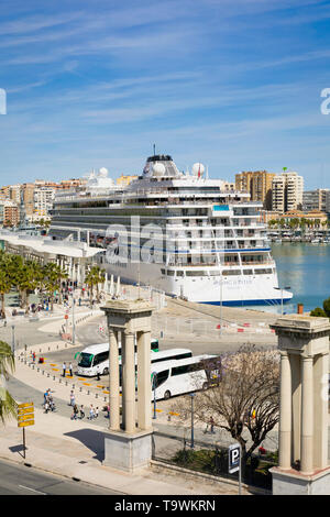 Le paquebot de croisière Viking Jupiter, appartenant à la ligne de croisière Viking, amarré à Muelle Uno, Malaga, Costa del Sol, Málaga, Andalousie, province sud Banque D'Images