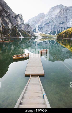 Belle vue sur les barques traditionnelles en bois sur Scenic Lago di Braies dans les Dolomites en lumière du matin au lever du soleil, le Tyrol du Sud, Italie Banque D'Images