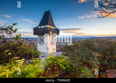 Classic vue panoramique de la ville historique de Graz Grazer Uhrturm célèbre avec tour de l'horloge dans la belle lumière du soir au coucher du soleil, Styrie, Autriche Banque D'Images