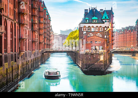 La vue classique du célèbre quartier des entrepôts de Speicherstadt Hamburg avec bateau sur Visite guidée d'une journée ensoleillée en été, Hambourg, Allemagne Banque D'Images