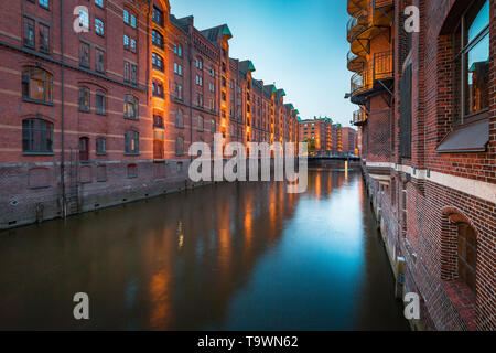 La vue classique du célèbre quartier des entrepôts de Speicherstadt Hamburg, Site du patrimoine mondial de l'UNESCO depuis 2015, allumé dans le magnifique crépuscule Banque D'Images