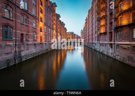 La vue classique du célèbre quartier des entrepôts de Speicherstadt Hamburg, Site du patrimoine mondial de l'UNESCO depuis 2015, allumé dans le magnifique crépuscule Banque D'Images