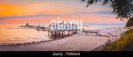 Célèbre Sellin Seebruecke (Jetée de Sellin) dans la belle lumière du matin d'or au lever du soleil en été, Ostseebad Sellin, station touristique de la mer Baltique, Ger Banque D'Images