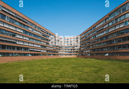 Immobilier moderne appartement extérieur, la façade de l'immeuble avec cour - vert Banque D'Images