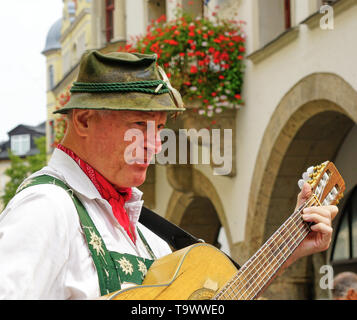 Close up of Street Performer à Munich habillés en vêtements traditionnels bavarois Banque D'Images