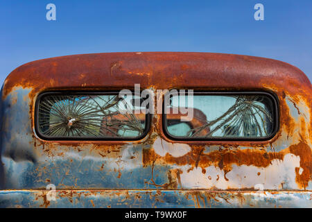 Vieux camion vitres arrière à Dave's vieux camion de collecte de sauvetage dans Sprague, l'État de Washington, USA [pas de biens : disponible uniquement pour les editori Banque D'Images