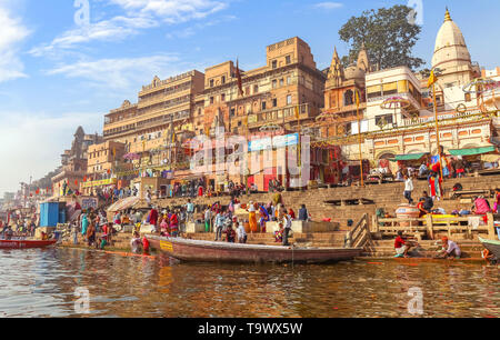 Gange Varanasi ghat au lever du soleil avec les touristes et les pèlerins à l'occasion de la Kumbha Mela. Banque D'Images