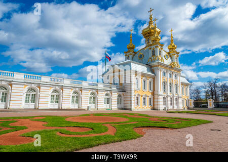 Église de Pierre et Paul dans le Grand Palais de Peterhof, jardin supérieur. Le Palais de Peterhof est populaire pour visiter. Banque D'Images