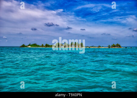 Cette photo montre une vue sur la mer turquoise qui devient bleu profond et d'une île à l'arrière-plan sur les Maldives Banque D'Images