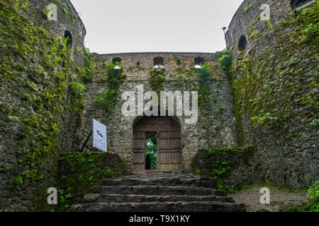 Fuman, IRAN - Juin 2018 : architecture Château Rudkhan en Iran. Château Rudkhan est un château médiéval, situé à 25 km au sud-ouest dans la province de Gilan, Iran Banque D'Images