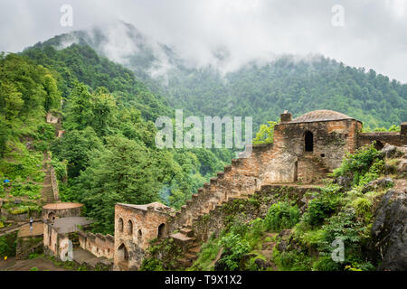 Fuman, IRAN - Juin 2018 : architecture Château Rudkhan en Iran. Château Rudkhan est un château médiéval, situé à 25 km au sud-ouest dans la province de Gilan, Iran Banque D'Images