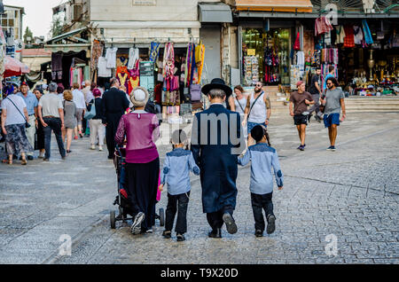 Jérusalem, Israël - 17 août 2016 : la famille juive orthodoxe à marcher ensemble parmi les touristes à la porte de Jaffa, dans la vieille ville de Jérusalem, Israël Banque D'Images