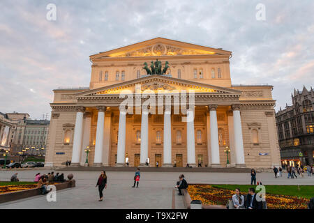 Moscou, Russie - Avril 2019 : Théâtre du Bolchoï et les visiteurs devant le théâtre, un théâtre historique à Moscou, Russie. Banque D'Images