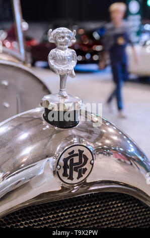 Imp Bonnet/hotte ornement, le bouchon du radiateur et d'un insigne d'un 1923 Ruston Hornsby 16-20 B1 voiture. Banque D'Images