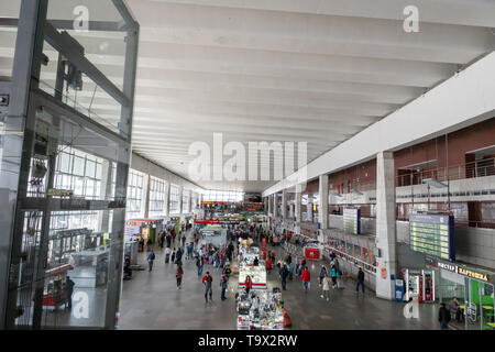 Moscou, Russie - Avril 2019 : Construction et les passagers en gare Kursky Moscou. Banque D'Images