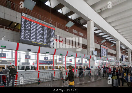 Moscou, Russie - Avril 2019 : Construction et les passagers en gare Kursky Moscou. Banque D'Images