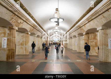 Moscou, Russie - Avril 2019 : Les passagers à la station de métro de Moscou, en Russie. Le métro de Moscou est un système de transit rapide desservant Moscou, Russie Banque D'Images