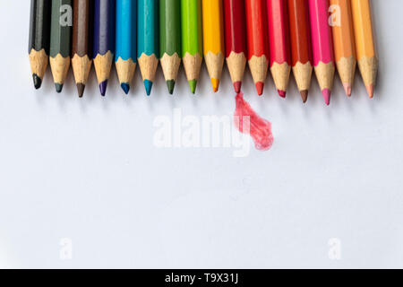 Jeu de crayons de couleur aux couleurs arc-en-ciel attendre leur première photo avec un élève, un étudiant ou un tiroir comme crayon bleu, rouge et jaune Banque D'Images