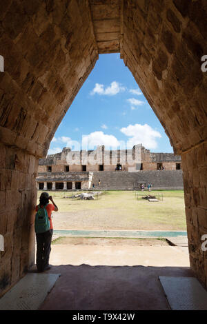 Mexique - tourisme à dans le quadrangle Nunnery, Uxmal depuis l'intérieur d'une arche traditionnelles mayas Uxmal, Mexique Amérique Latine ; Exemple Mexique Banque D'Images