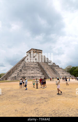 Mexique tourisme ; personnes regardant le Temple de Kukulcan à Chichen Itza ruines maya ; UNESCO World Heritage site, Yucatan, Mexique Amérique Latine Banque D'Images