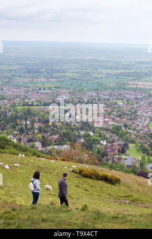 Couple en train de marcher dans les collines de Malvern, campagne anglaise au Malvern Worcestershire, Angleterre, Royaume-Uni Banque D'Images