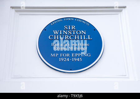 Essex, UK - 18 mai 2019 : Une blue plaque le long de la rue principale dans la ville de Epping, commémorative de Sir Winston Churchill qui était le membre du Parlement Banque D'Images