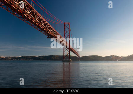 Vue panoramique sur le pont 25 de Abril (Ponte 25 de Abril) sur le Tage dans la ville de Lisbonne, Portugal ; le concept de voyage au Portugal Banque D'Images