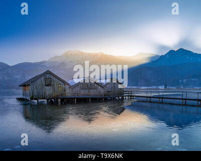 Les hangars à bateaux dans le Kochelsee en hiver, Haute-Bavière, Bavarois, Allemagne, Europe, Bootshäuser am Kochelsee im Winter, Oberbayern, Bayern, Deutschland, Banque D'Images