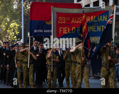 Perth, Australie. 25 avril 2019. Les Australiens tout le pays se souvenir de ces hommes et femmes qui sont morts dans les conflits pour leur pays. La journée commence avec un service de l'aube suivi d'une journée de l'Anzac Parade dans tout le pays, comme ici à Perth, WA. Les jeunes participants à la parade de l'usure de médailles aux membres de leur famille. Crédit : Joe Keurig / Alamy Banque D'Images