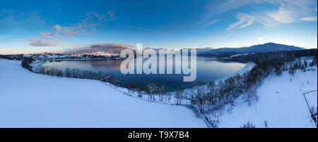 Regardez la Tegernsee avec Gmund en hiver, Haute-Bavière, Bavarois, Allemagne, Europe, Blick auf den Tegernsee bei Gmund im Winter, Bayern, Oberbayern Banque D'Images