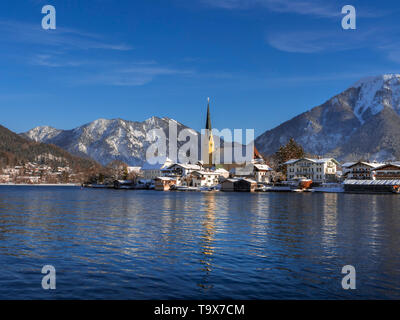 Église paroissiale Saint Laurent à Rottach-Egern Tegernsee dans la en hiver, Tegernsee, Upper Bavaria, Bavaria, Germany, Europe, église paroissiale Saint La Banque D'Images