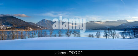 Regardez la Tegernsee avec Gmund en hiver, Haute-Bavière, Bavarois, Allemagne, Europe, Blick auf den Tegernsee bei Gmund im Winter, Bayern, Oberbayern Banque D'Images