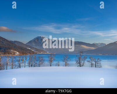 Regardez la Tegernsee avec Gmund en hiver, Haute-Bavière, Bavarois, Allemagne, Europe, Blick auf den Tegernsee bei Gmund im Winter, Bayern, Oberbayern Banque D'Images