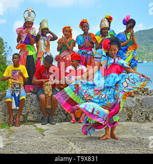 Les jeunes gens de Panama l'exécution de la danse traditionnelle avec des instruments de musique du Congo dans une ancienne forteresse espagnole, Portobelo, Panama, Amérique centrale. Banque D'Images