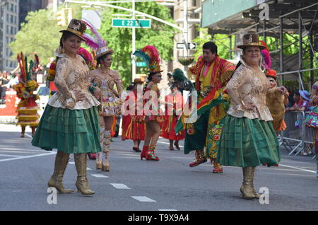 Des milliers de personnes ont participé à la parade de danse annuel le long de Broadway à New York le 18 mai 2019. Banque D'Images